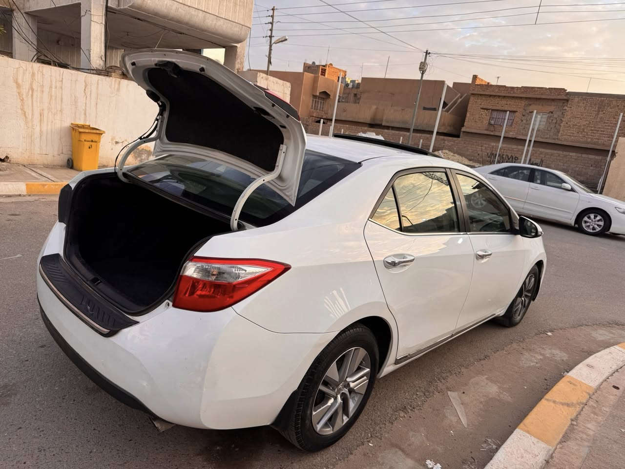 كورلا وارد كندي 2014فووول مواصفات تحكمات ستيرن جهتين تبريدسلايد روف كشن كهربائي كامره خلفيه وحساسات واشاير بالمري اربع سلندر 1800
حادثها طخه بسيطه باب السائق وشويه من الجاملغ الأمامي ومبدلات 
وعندك رش صبغ بالبنيد والباب الخلفي بدون معجون يعني صبغ اربع قطع فقط ادامه كامله بلكات نورلات فيت بم كلها جديد سياره كولش نظيفه بالعافيه على الي ياخذها 
مكانها الفلوجة 
مجاور السيطرة بالقرب من جامع سيدنا الحسين (ع)

السعر 119  

***********
***********
***********
