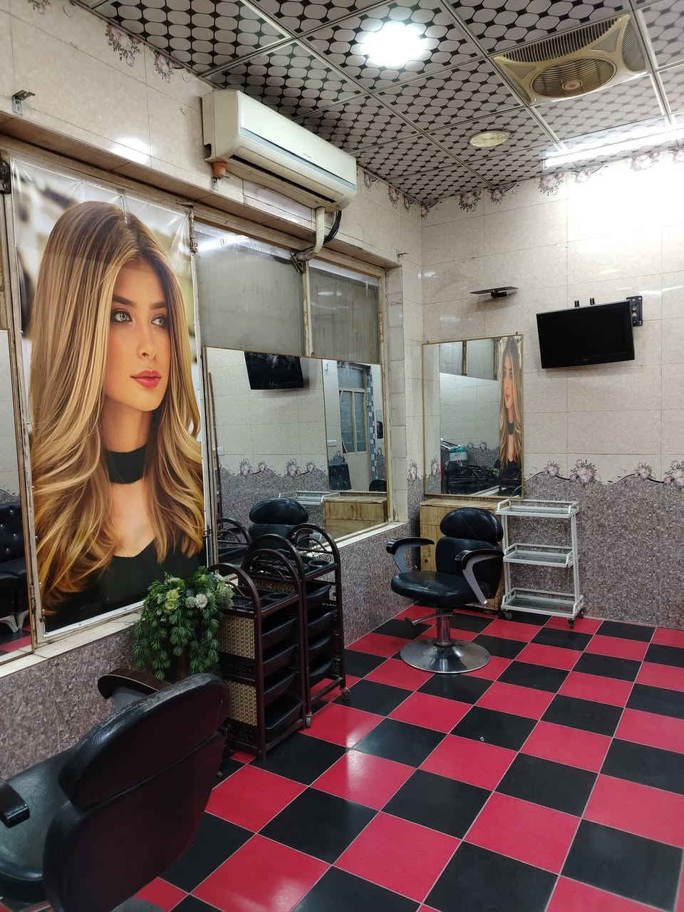 صالون نسائي للأيجار مؤثث الدور السلام شارع 30 قريب مدرسة كنوز المعرفه للأستفسار الاتصال على ***********
