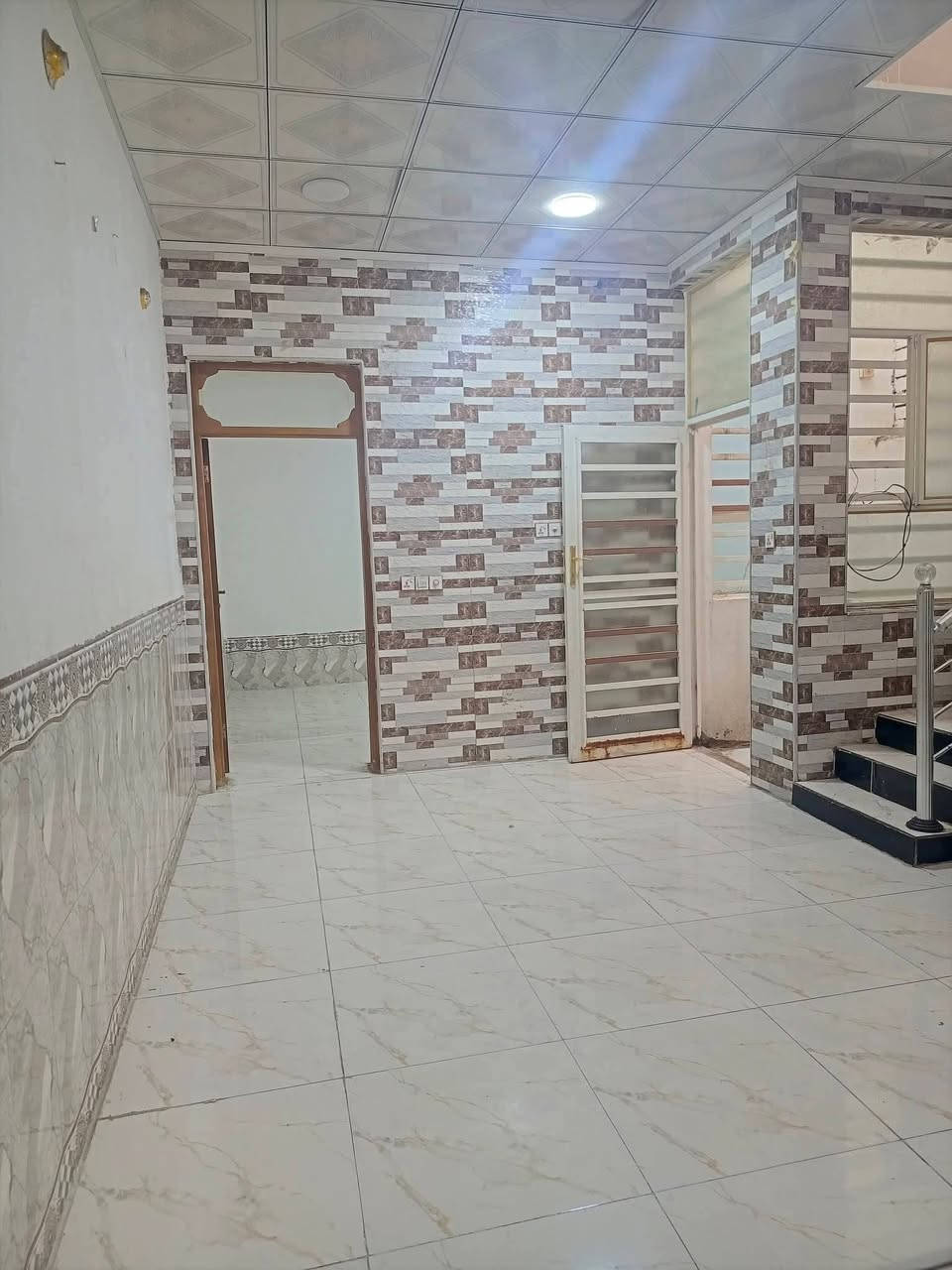 بيت للايجار حي ميسان قطاع 23 قريب شارع الكيات مساحه 100متر يحتوي على غرفه وصاله واستقبال ومطبخ وصحيات صب كونكريت ارضيه بورسلين جدران سيراميك سقوف سي إن سي سعر الايجار325 الف كل شهر بشهره 

للاستفسار والمعلومات الاتصال بنا *********** 
او مراجعه مكتب ألروان للوساطه العقاريه والمقاولات العامه 

عنوان المكتب حي ميسان ع الشريط قرب صيدليه الشراع مقابل الاستداره مباشر 

عندك بيت عرصه للبيع راسلنه وات ساب وتدلل
#النجف #الكوفة #حي_ميسان #عقارات #ايجار #رهان #بيع #شراء #العراق #مكتب #محامين #مبادرة #اسكان
