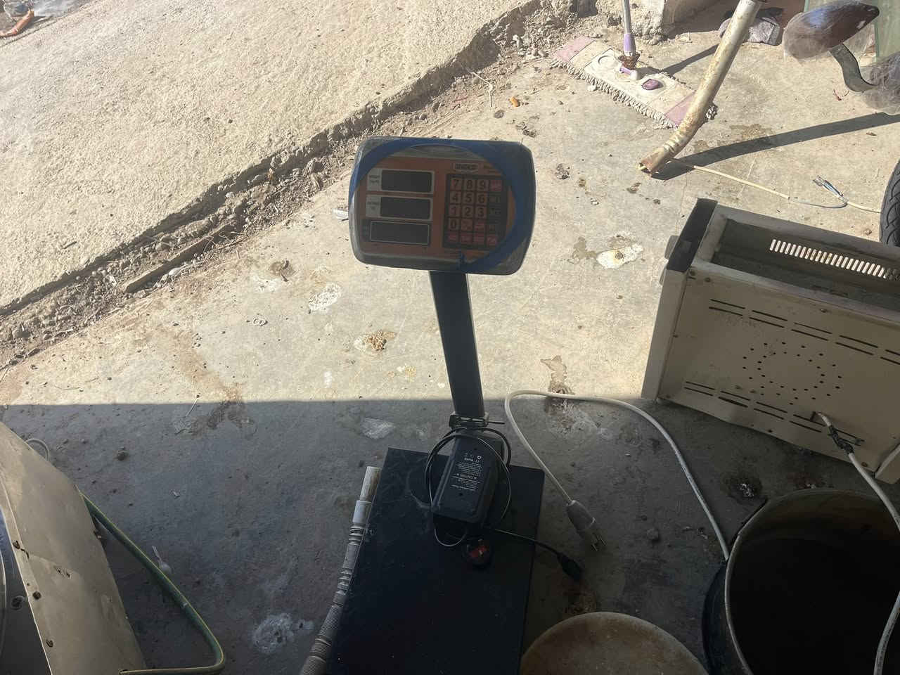 غراض دجاج البيع مكينه مذبح جدر ميزان شويه نار وهيتر  وقفاص حديد كبير***********
