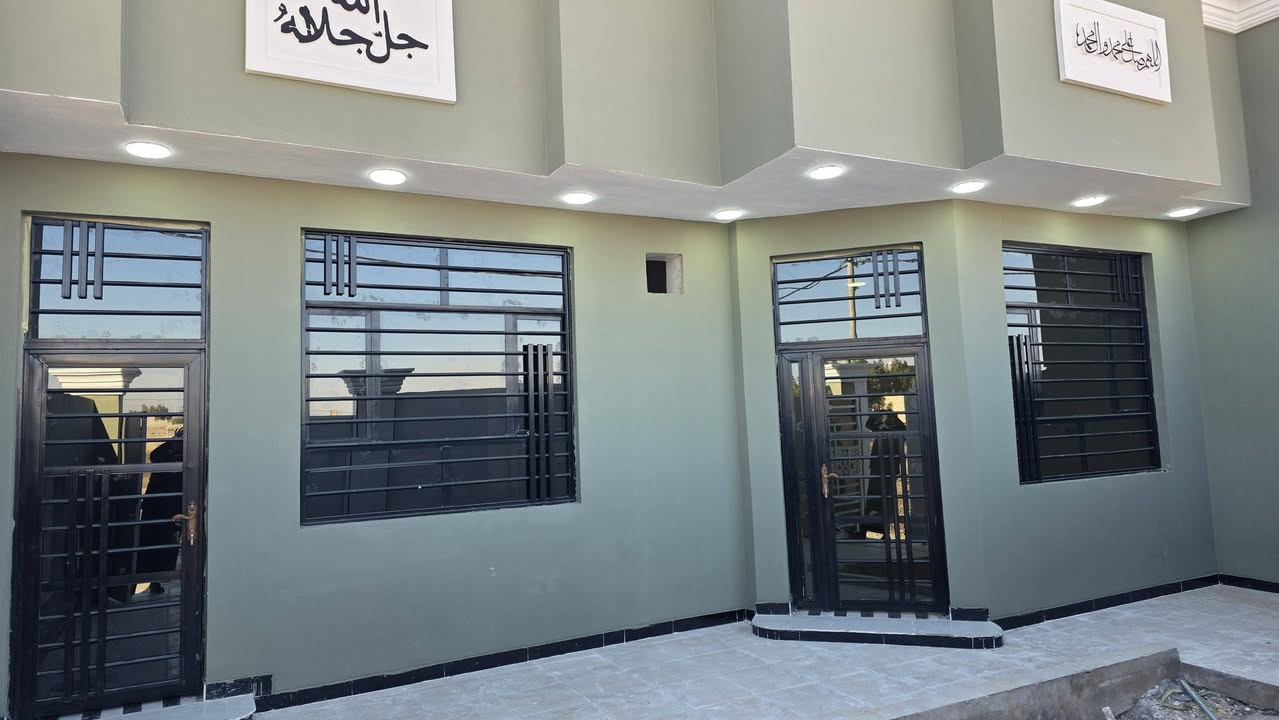 سلام عليكم بيت للبيع زراعي مرقم مساحه ٢٣٠ م ركن كوت حي الحكيم شارع الوائلي  يقع على ساحه ،  تفاصيل البيت بناء طابوق يحتوي على غرفتين نوم وصاله ومطبخ وستقبال كراج وحديقه صحيات داخليه وخارجيه السعر ٨٨ وقابل للتفاوض للاستفسار مراجعه دلاليه احمد السعيدي عنوان المكتب قرب معرض حسينيه بيت الخليفه للتصال  *********** او  واتساب ***********
