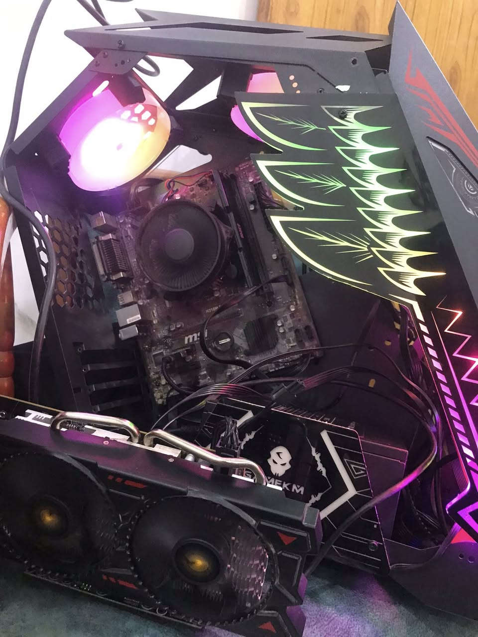 السلام عليكم حاسبة للبيع اقرةالوصف
مواصفاته 
‏Cori 3 9100f
  3200‏Ram 8 GB
‏M.B msi h310 بس بي مشكلة تك رام يشتغل والمنفذ مال كارت شاشة مشلوع بس بي رايزر 
GPU RX 580 8 GB 
PSU 550 Bronze plus 80+
Case Gaming ICE ATTACK 4Fan RGB
السعر ٤٠٠ بيها مجال بسيط مكاني بغداد الكريعات 
***********
