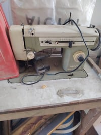 ماكنة خيا طه شغاله نضيفه  السعر  ١٠٠ ألف بغداد دوره   ٠٧٩٠٢٨٤٥٢٦٥