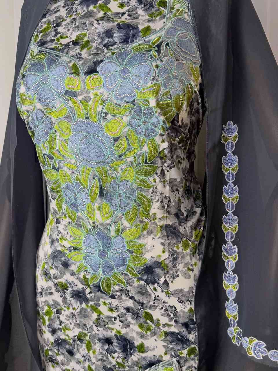 مخور حرير هندي 
كبس حراري وتطريز يدوي 
طول القطعه ٣ مترات ونص 
والردن مشغوله ايضا مع شال 
باقي القطع داخل الصفحة


**إذا كنت صاحب هذا الإعلان وتريد حذفه لأي سبب، رجاءا أرسل رسالة إلى الدعم الفني**