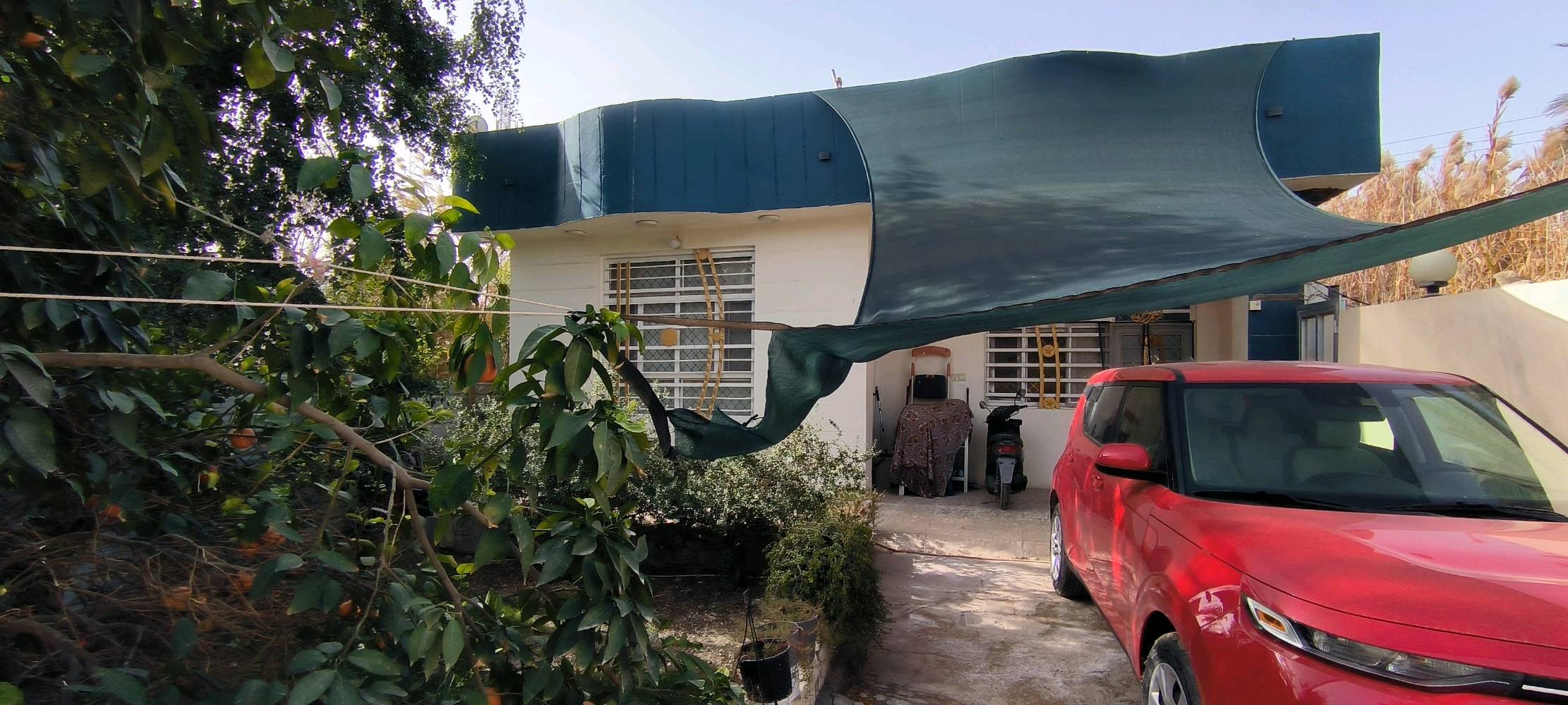 بيت للبيع طابو زراعي سند 25
مع أو بدون الأثاث 

مساحة ٢٨٥ متر (10 × 28،5)
طابق واحد غرفتين نوم وباقي الملحقات
حديقتين وكراج سيارة

السعر 185 مليون بي مجال للشراي 
وين يقع البيت بالضبط؟: 
شارع فندق البارون / قرب عمود 84 
شنو مساحة البناء؟: 
285 منها 120 تحت البناء 
هل يرافق البيع أي أثاث أو تجهيزات؟: 
مع أو بدون الأثاث 
كم عدد الغرف بالبيت؟: 
2
شنو المواصفات الفنية للتكييف والتدفئة؟: 
سبلت عدد 2 / مكيف عدد 1