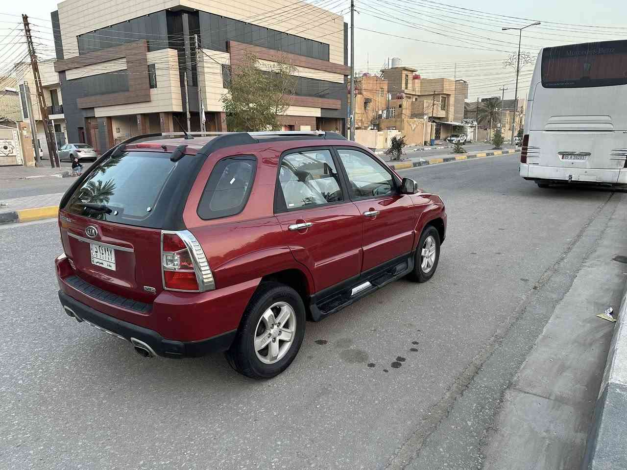 السلام عليكم *********** للبيع كيه سبورتج خليجي موديل 2008 (  السعر 105  )     مكفوله من ضربه وبدون ايرباك بيه ثلاث قطع صبغ سبب جراد مواصفات السياره فتحه بلقماره كشنات جلد شاشه صغيره داخل كريمي مكينه 2700 دوش أربع دسك ويل كب مكينه وكير وحداديه تبريد وتخم تايرات بحاله ممتازه جدا جدا رقم بغداد تحويل مباشر مكان سياره في كربلاء
