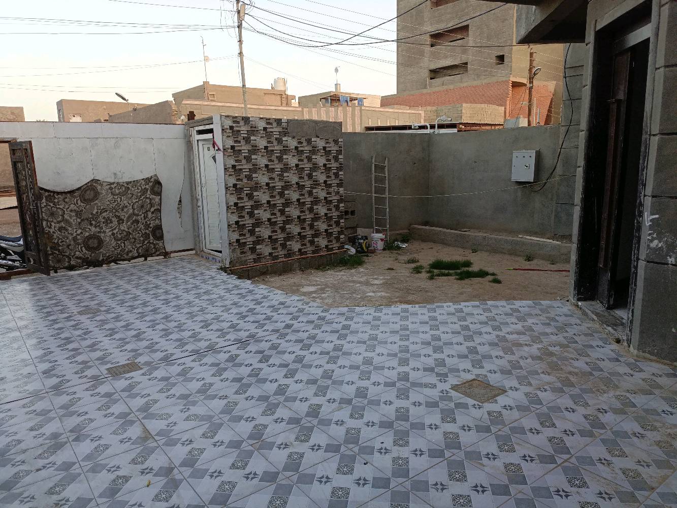 دار للإيجار في الرمادي شارع 40 خلف ماركت القيصر ، يحتوي على غرف نوم عدد 2 وصالة ومطبخ واستقبال و صحيات داخلية وخارجية وكراج وحديقة.

سعر الإيجار 500 الف وبي مجال 

***********