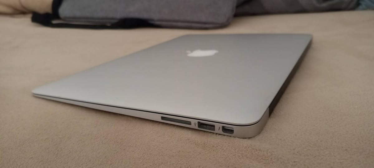 للبيع: ماك بوك إير 2017 (MacBook Air) نظيف جداً وبحالة ممتازة 🍏
لأصحاب الدراسة والعمل المكتبي، جهاز خفيف، سريع وبطارية ممتازة مع تصميم آبل الكلاسيكي (التفاحة المضيئة). الجهاز شغال 100% وبدون أي مشاكل.
⚙️ المواصفات:
الموديل: MacBook Air 2017 (شاشة 13 إنش)
المعالج: Intel Core i5
الرام: 8 GB (سلاسة تامة بالاستخدام)
الهارد الداخلي: 128 GB SSD
النظام: macOS Monterey
يجي معه هدية:
هارد خارجي مساحة 500 جيجا.
ماوس وايرلس.
حقيبة.
الشاحن الأصلي للجهاز.

💰 السعر: ٣٥٠ الف دينار عراقي
📍 المكان: صلاح الدين / الزوية ويوجد توصيل
      للتواصل على الخاص أو اتصال على الرقم التالي:
      ‏‪***********‬‏
