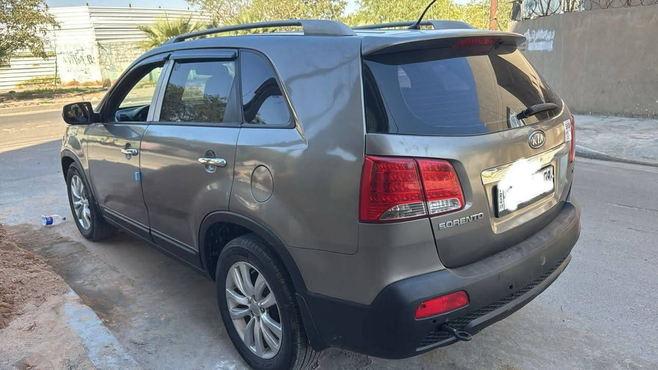 السلام عليكم كيا سورينتو موديل 14 دخول جديد سياره جاهزه من كل النواحي ما ابي اي نقص
محرك حداديه كهربائيات جاهزه 
محرك كاز كاز
بها جصه شنطه ادوات ادوات ادوات 
السعر 55 بها مجال 
عنوان بغداد رقم الهاتف ***********
