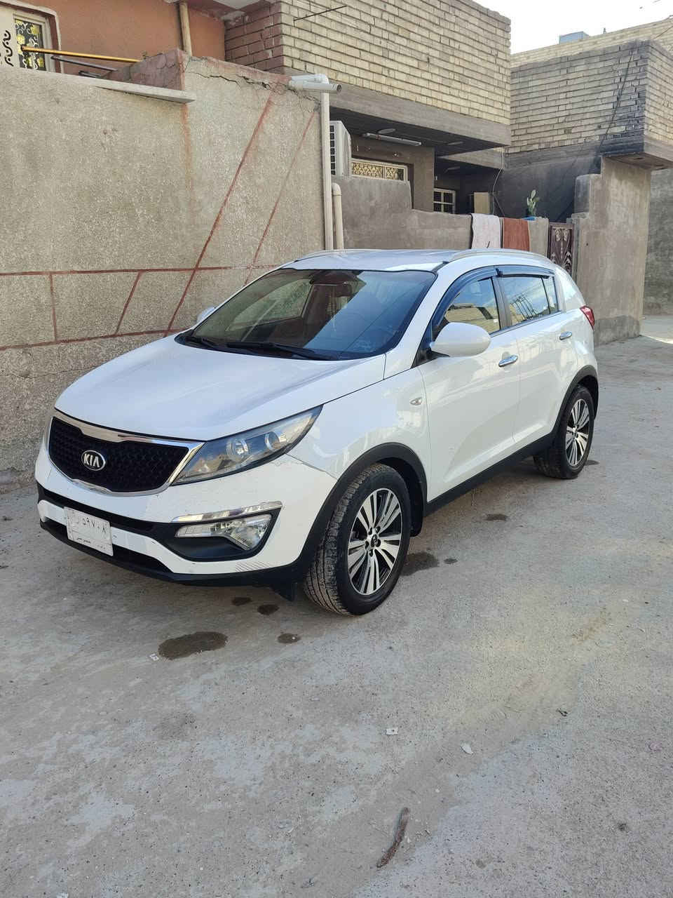 سبورتج 2015 خليجي
سعرها 155 وبيها مجال 
ماشيه 130 الف 
*********** السيارة بأسمي بيها بارد باب السايق 
مكانها حي أور
