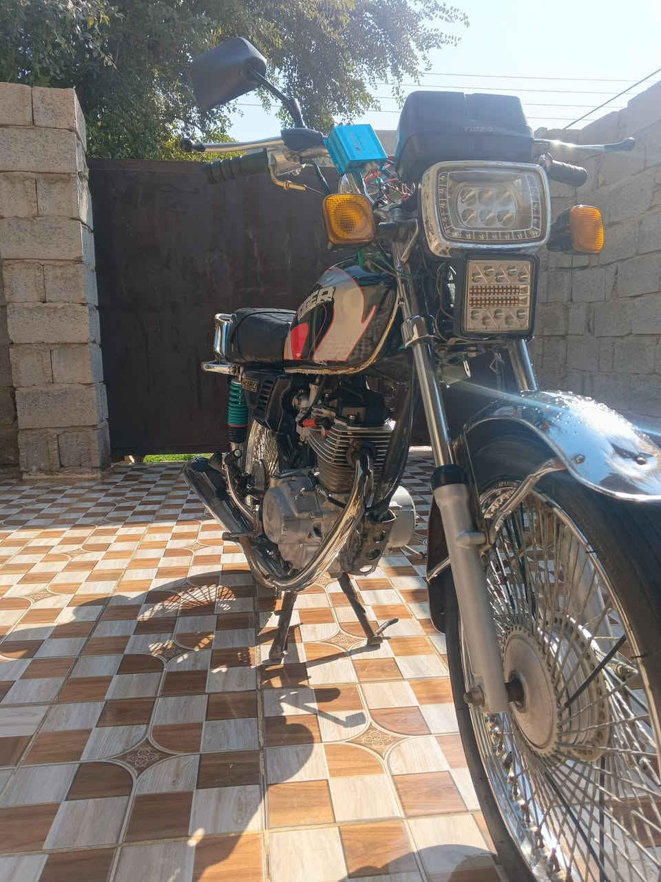 السلام عليكم. للبيع دراجة تايكر موديل 21  كفالة عامة كهربائيات كلها شغالة سماعات محرك مكفول نضافة فولل اي نقص مابيها .شراي تعال مو شراي لتعبني فدوة *********** سعر 375 وبيها مجال حك الجية المكان بعقوبة
