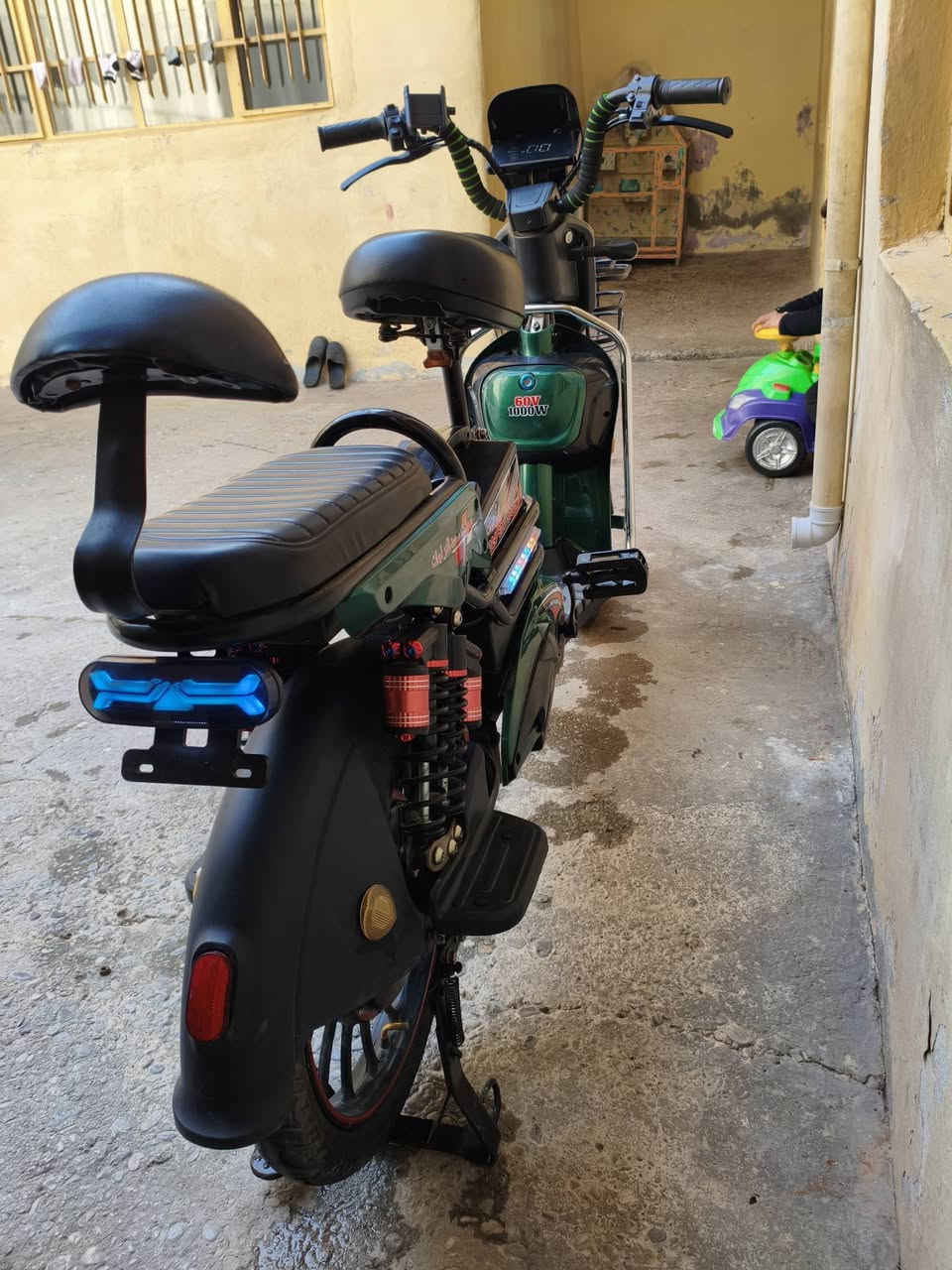 ماطور شحن للبيع
بطاريات 5 

الماطور نضيف بلوتوث شغال 

السعر 350 قفل السعر نهائي 

مكاني موصل زنجيلي امام محطة ابن الاثير

شراي طبلي خاص او وتساب  ***********
