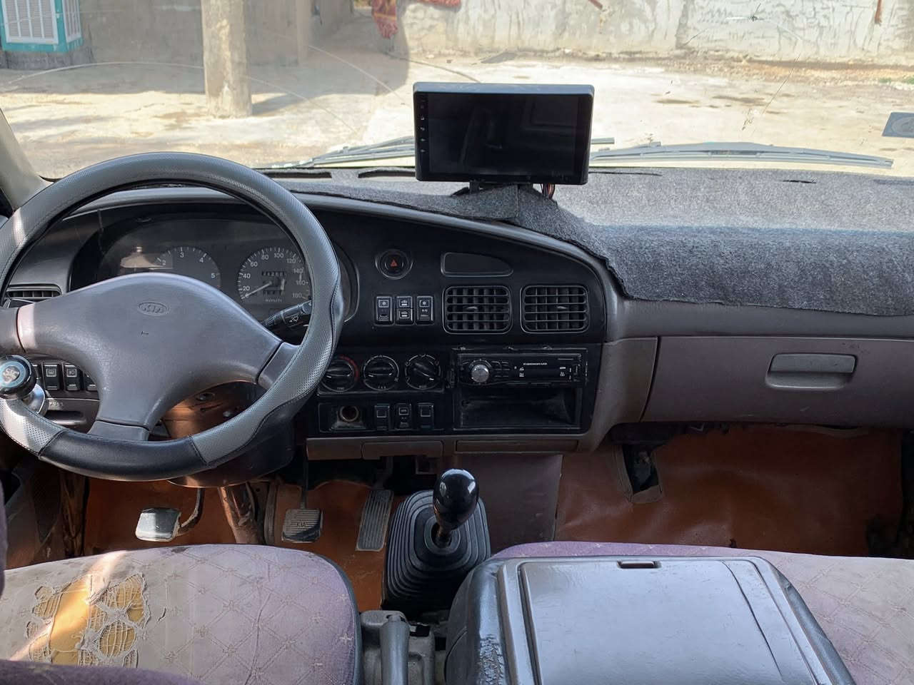 سياره كيه بريجو موديل ٩٩  السياره نظيفه مكينه وبم كفاله وشواصيه نضيفه مع رقم الشاصي تواير جدد الكشر نضيف  مكاني ابو غريب السعر خاص   رقم الهاتف. ***********
