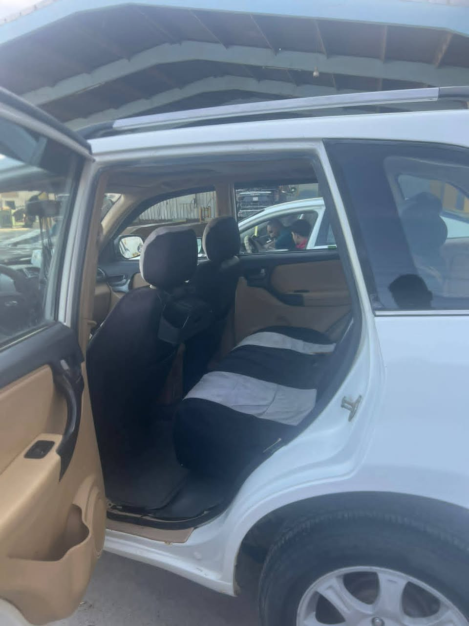 سلام عليكم ورحمة الله وبركاته من رخصت صاحب الكروب المحترم عندي سياره شيري تيكو لون ابيضّ صدفي
السياره كير مكينه حداديه مكفوله شرط الفحص 

السياره مو ديل ٢٠١٣ سونارها موجود 

سنويه ٢٠٣٠ يعني انسه 
بيها كم نقص بصيط جدآ 
١- تك لايت ظبابي محترك فقط امامي 
بيها خياس بل جاملغ الخلفي الأيمن بصيط جدآ وهاذ الشي معروف بلتيكو 

السياره بيها شاشه اصليه ودوشمه  جديده 
وتخم تاير جديد سبير كذالك 
السعر ٦٥ ورقه بيها مجال للطيبين 
عنوان السيارة حي بابل  الرقم ***********  تحياتي 🤍 ‏
