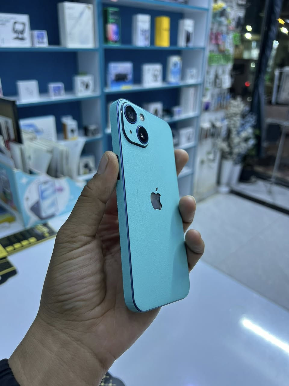 السلام عليكم ايفون 13 عادي ذاكره 512 بطاريه 85
نضافه 💯 مامفتوح ولامبدل شي 
سعر 475
الحله ثوره 
***********
