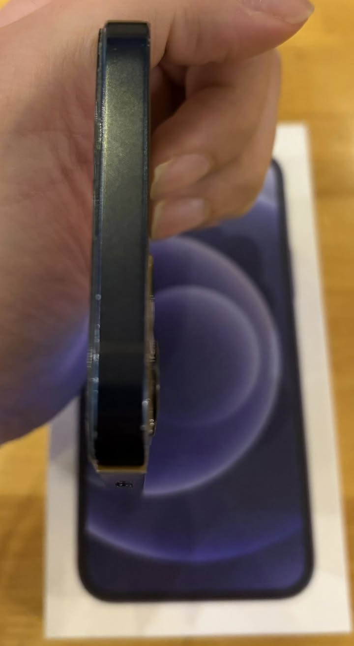 السلام عليكم للبيع ايفون 12 عادي اسود ذاكرة 128 شركة ماستر بطارية 81 نظيف جهاز على وضع وكالة بدون اي تبديل سعر 385 الف وبية مجال  للاستفسار ***********
