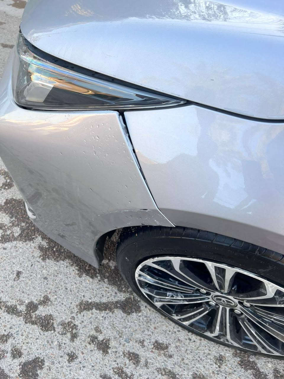 السلام عليكم كورلا هايبرد  موديل ٢٢ وراد أمريكي سياره سونارها موجود بالصور بيها قطع كلير مو صبغ رقم بغداد مكانها بغداد العامريه لاتصال ***********
