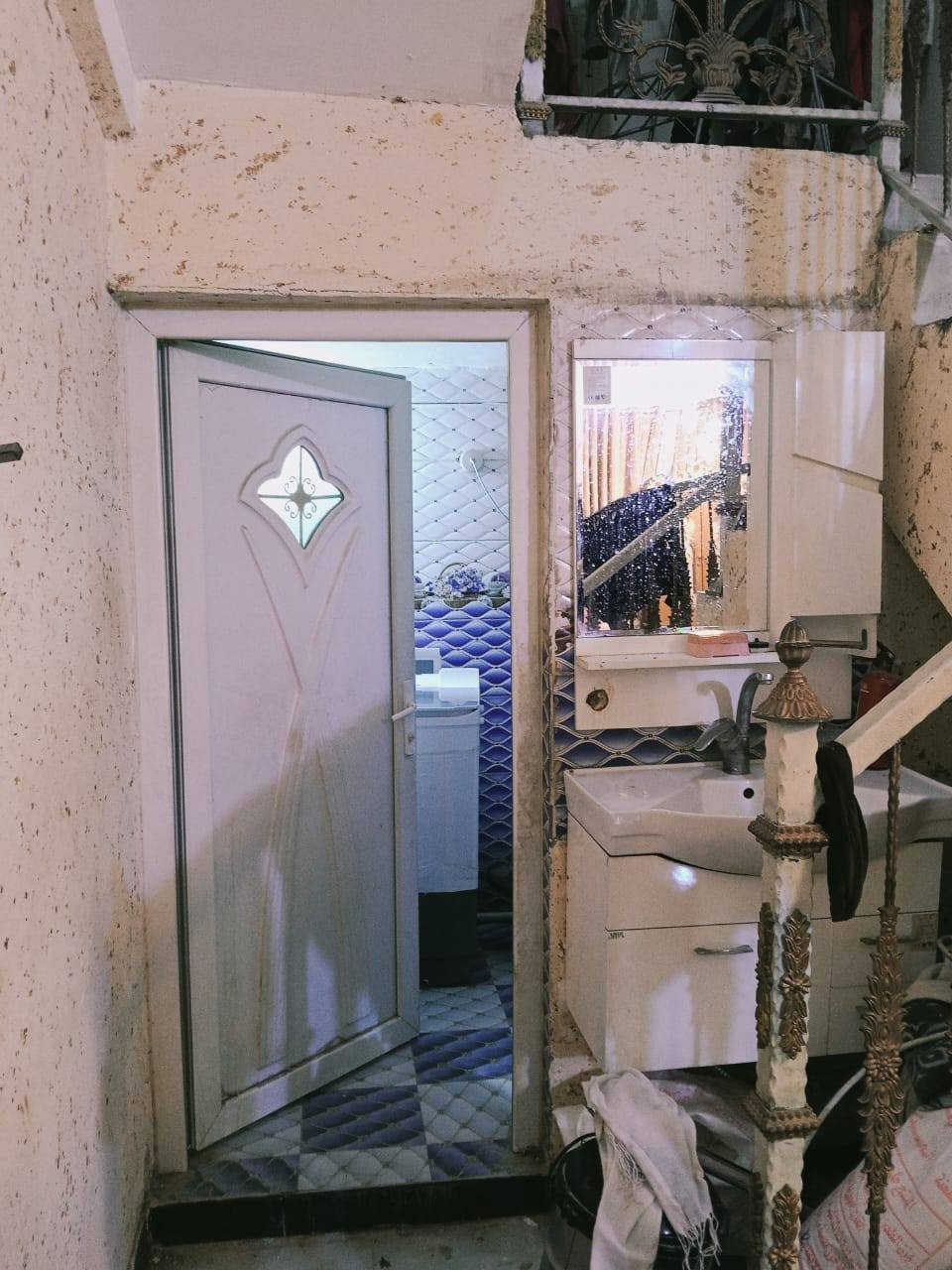 سلام عليكم بيت طابو زراعي بيه وصل بلديه وماء وكهرباء للبيع بزديناويه بشارع لمركز  يم جامع الحكيم  بلفرع لمقابيله طابق الاول بناء طابوق غرفتين  ومنور وصاله وديوانيه ومطبخ وحمامات داخليه وخارجيه مانقصه شي 
وثاني بناء فرمستون بس عكاده   بيه 4غرف
مساحه 180  
كهرباء فول ومجاري كله ثقيله  
سعر 100وبيه مجال قليل
تصال ***********
