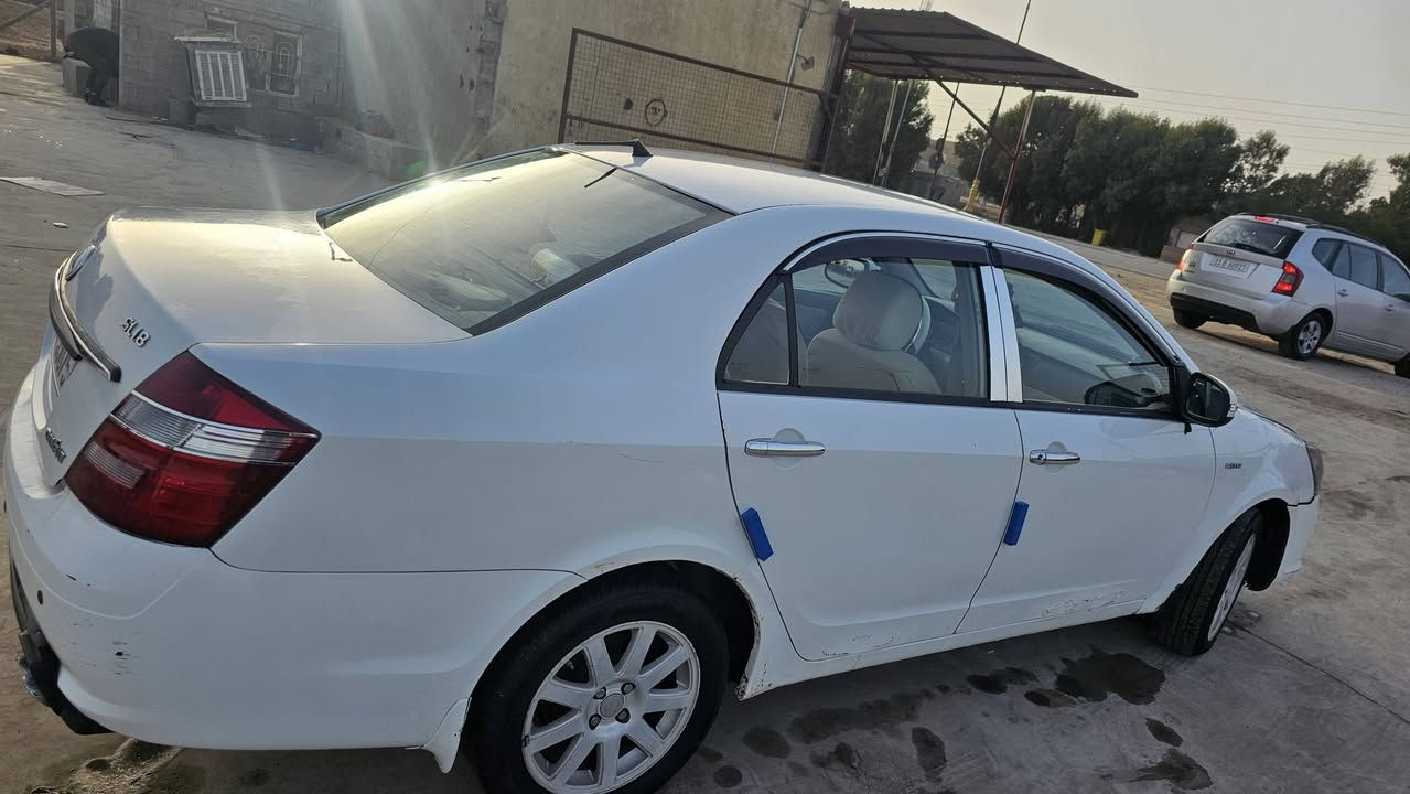 السلام عليكم للبيع جيلي موبل اوتو ماتيك موديل 2013 رقم نكليزي سيارة مكفوله من الحادث فقط جاملغ بيه صبغ شويه  اثر شخوط  سيارة خيرمن الله مكينة بلاديه حداديه جديده تخم تاير كهربائيات مكفوله فقط الكير يفلت مايعبر الرابع مرات تعبر ومرات ماتعبر السياره راعيهه موجود ويريد مداور  ... مراوس  حسب القناعه او بيع السعر 50 وبيهه مجال  مكاني ديوانيه ***********
