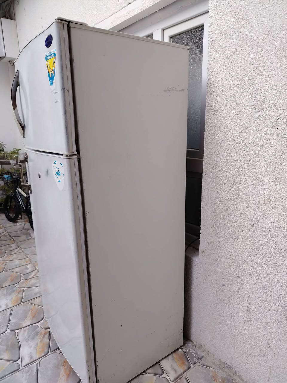 ثلاجه للبيع كل عيب مابيه بشرط ما مصلحه غاز ابلادي اكبر حجم سعره 135او بيه مجال شراي طب خاص او نتراهم او خابر رقمي ***********
