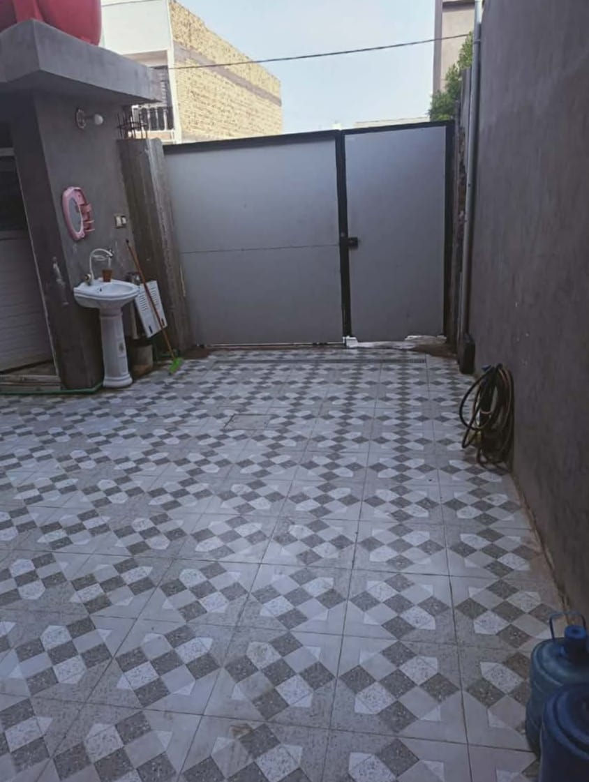 دار طابو صرف مساحته ٢٠٠م للبيع يحتوي على غرفتين نوم واستقبال وهول صحيات داخلية وخارجيه ومطبخ الطابق الثاني يحتوي على غرفه بدون لبخ ولا كاشي العنوان سيف سعد شارع ٣٠ قرب أسواق النافعي عرض الشارع ١٥م للاستفسار الاتصال على الرقم ***********
