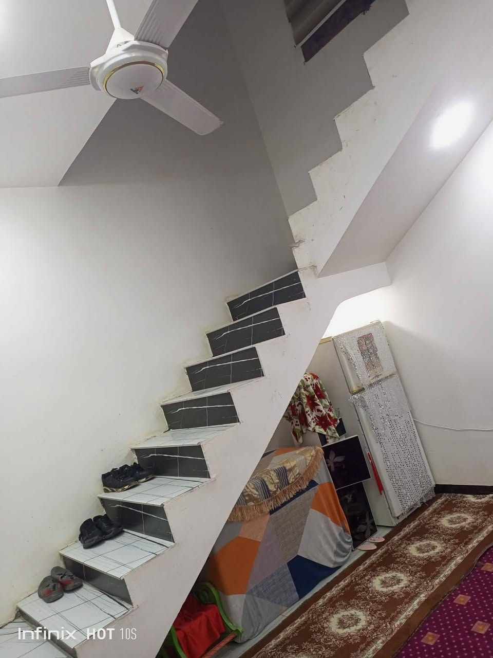 مكلف بل نشر بيت لبيع ١٠٠مربعه بحي الوحده قرب مدرسة الغصون المتوسطه كامل الخدمات يحتوي على طارمه براني صاله صحيات داخلية وخارجية ومنور سقف كونكريت واساس كونكريت سطح شتايكر غرفة لا ينباع لا مبادره ولا دين بناء جديد سنه ٢٠٢٤ /هاذا رقمي للتواصل مع على رقم غير متواجد على فيس ***********بيع مستعجل
