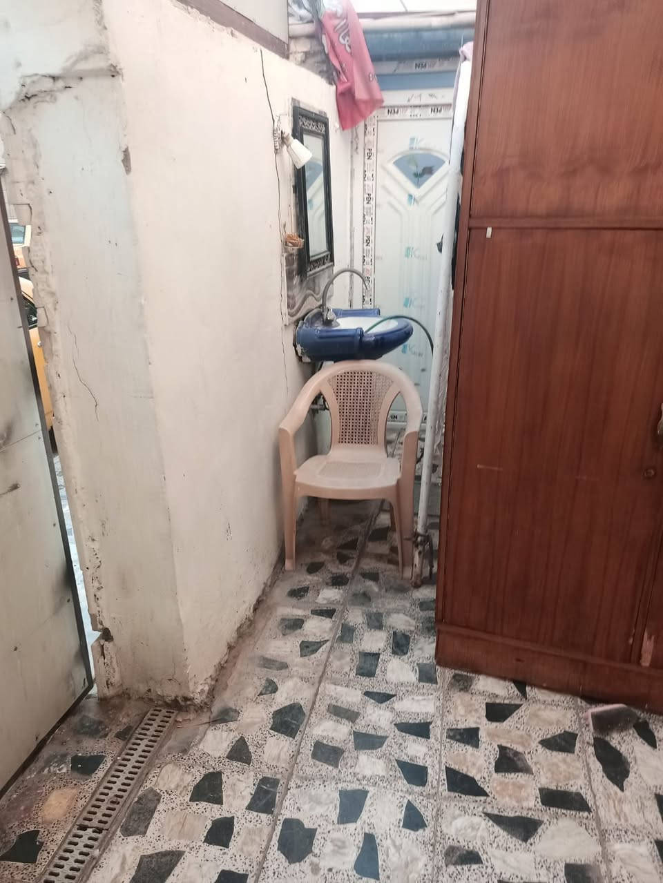 دار للبيع ١٥٠م طابقين في الهياكل (مثلث الخطيب) 
الواجهه ٧.٥ م والنزال ٢٠ م  .. يحتوي على مدخلين على المطبخ والصاله ... 
الطابق الارضي : كراج+صحيات خارجيه+استقبال+مطبخ+حولي كبير+صحيات+غرفتين نوم  ....
الطابق الاول : ٤ غرف نوم +صحيات+صالة كبيره تصلح غرفه ...
السعر ٣٥٠ مليون 

       للاستفسار الاتصال على مكتب المصطفى للعقار 
الجوادين*قرب المستوصف الصحي*مجاور صورة السيد
*********** ابومصطفى المحمداوي
 *********** ابو تقي المحمداوي
