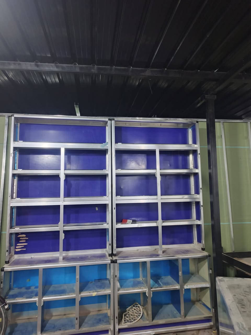 رفوف وباترينة للبيع مكان رمادي***********
