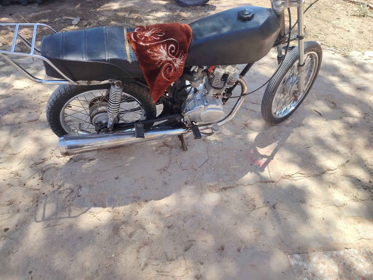 سلام عليكم دراجه للبيع مكينه شرط خرسه دراجه نضيفه كلش سعرها ٤٠٠ وبيه مجال حك جيتك *********** تصل وبلخدمه
