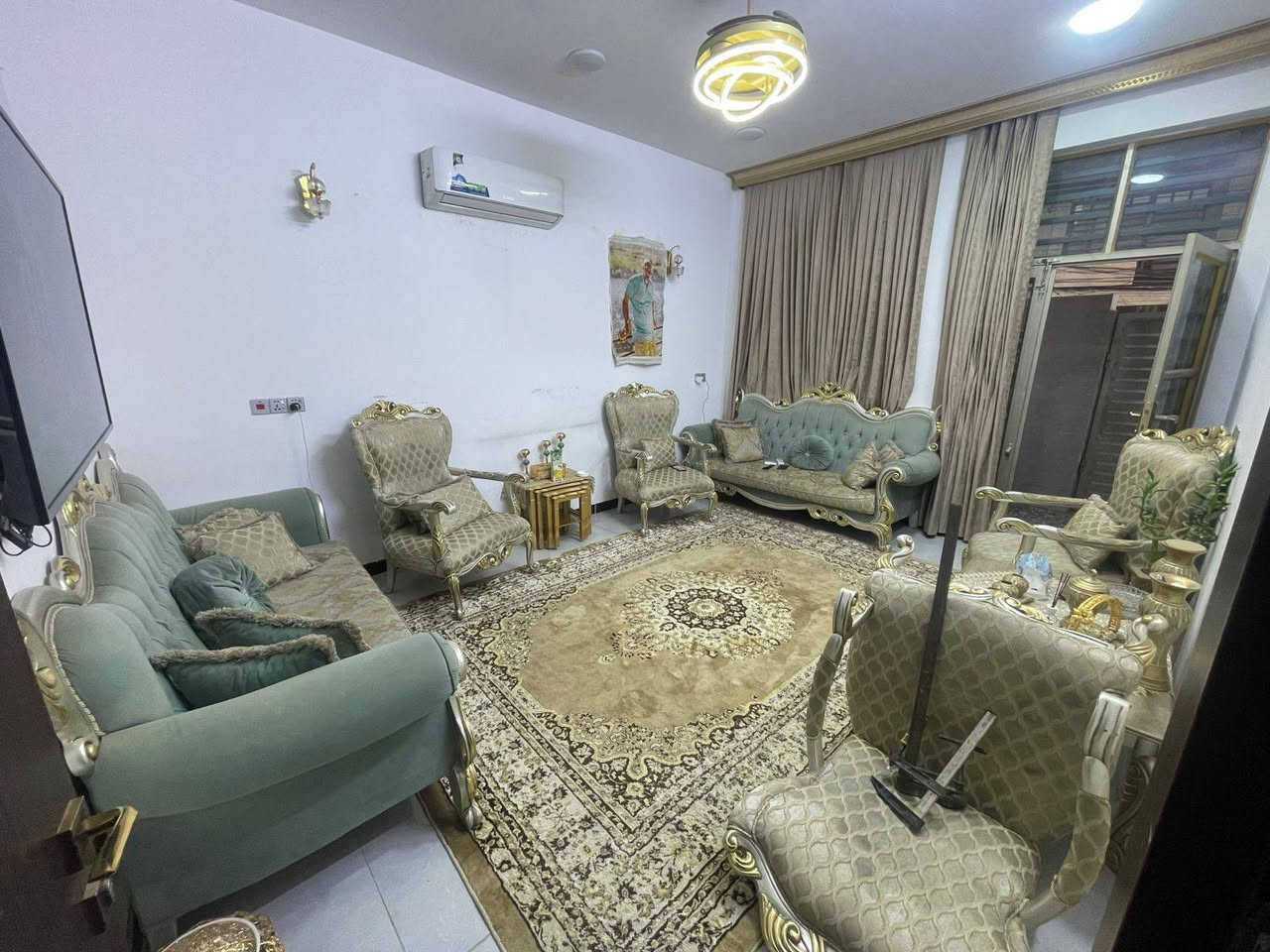 السلام عليكم دار للبيع ملك صرف طابو المساحه 110 متر العنوان الشعب خلف اسواق بعقوبه قرب تقاطع الشعب  ..  ***********  متوفر للاتصال فقط.
