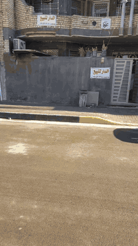 سلام عليكم بيت حديث للبيع مساحه 144متر ثلاث طوابق يحتوي على حوش واستقبال وصاله و7غرف نوم و4حمامات مشتركه ومنور ومطبخ حار وبارد ومنضومه انترنت ومنضومه كاميرات للبيع في مدينه لصدر قطاع 32فرع لعريض عرض لفرع 11متر مقابل مدرسه قرب حسينيه حجي صاحب الاستفسار (((((***********)))))
