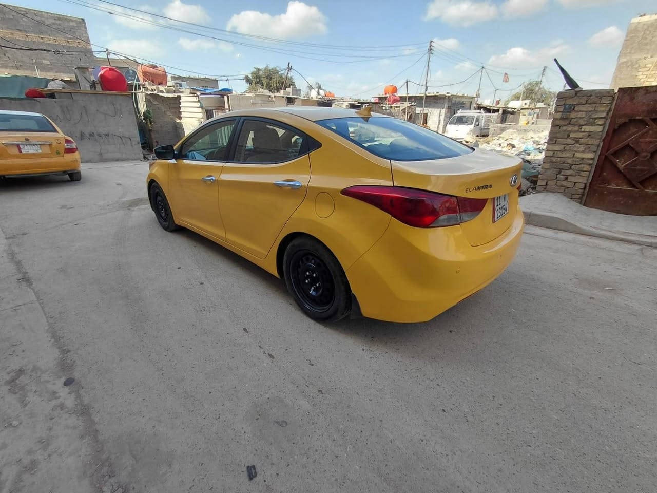 سلام عليكم عندي الانتره موديل 2013امريكي حادثها قبق الصندوق فقط بدون كلشي سياره جديده ماشيه 175الف مكينه 1800دوش تخم تاير كير مكينه كله مكفول مكان السياره بغداد السعر  100وبيها مجال ***********
