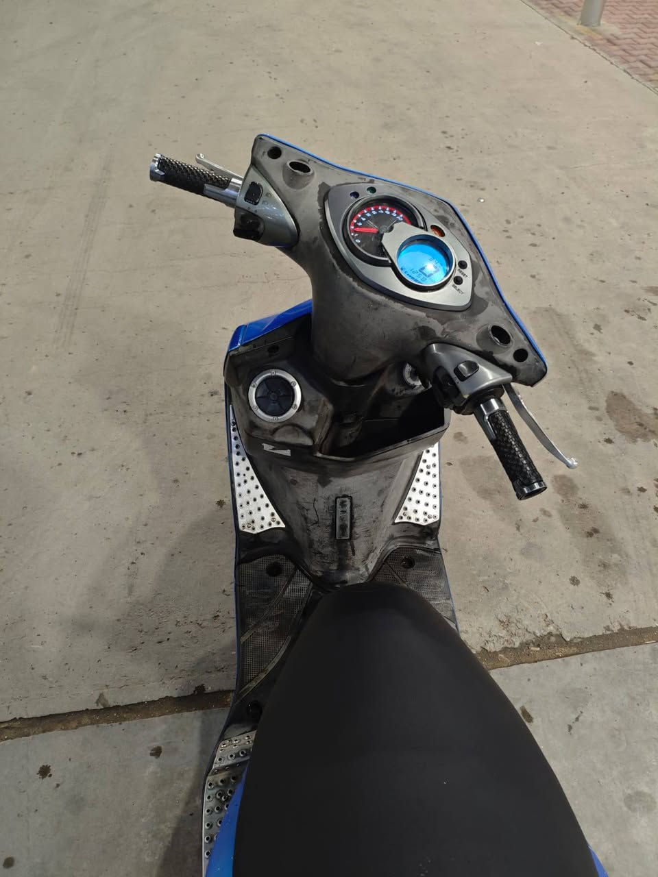 السلام عليكم 
دراجه سكنس لبيع رمبه صارله ثلاث اشهر من الرمبه 
موديل 2009 
لون سمائي
كفرات ختم واحد 
مكينه كفاله 
كهربايات كفاله 
كامله ومسويله ادامه 
اكلجات وبرياكات امامي وخلفي 
شرط الدراجه كامله ما بيه اي نقص 
دراجه ياباني 
كابريتر 
وتساب ***********
