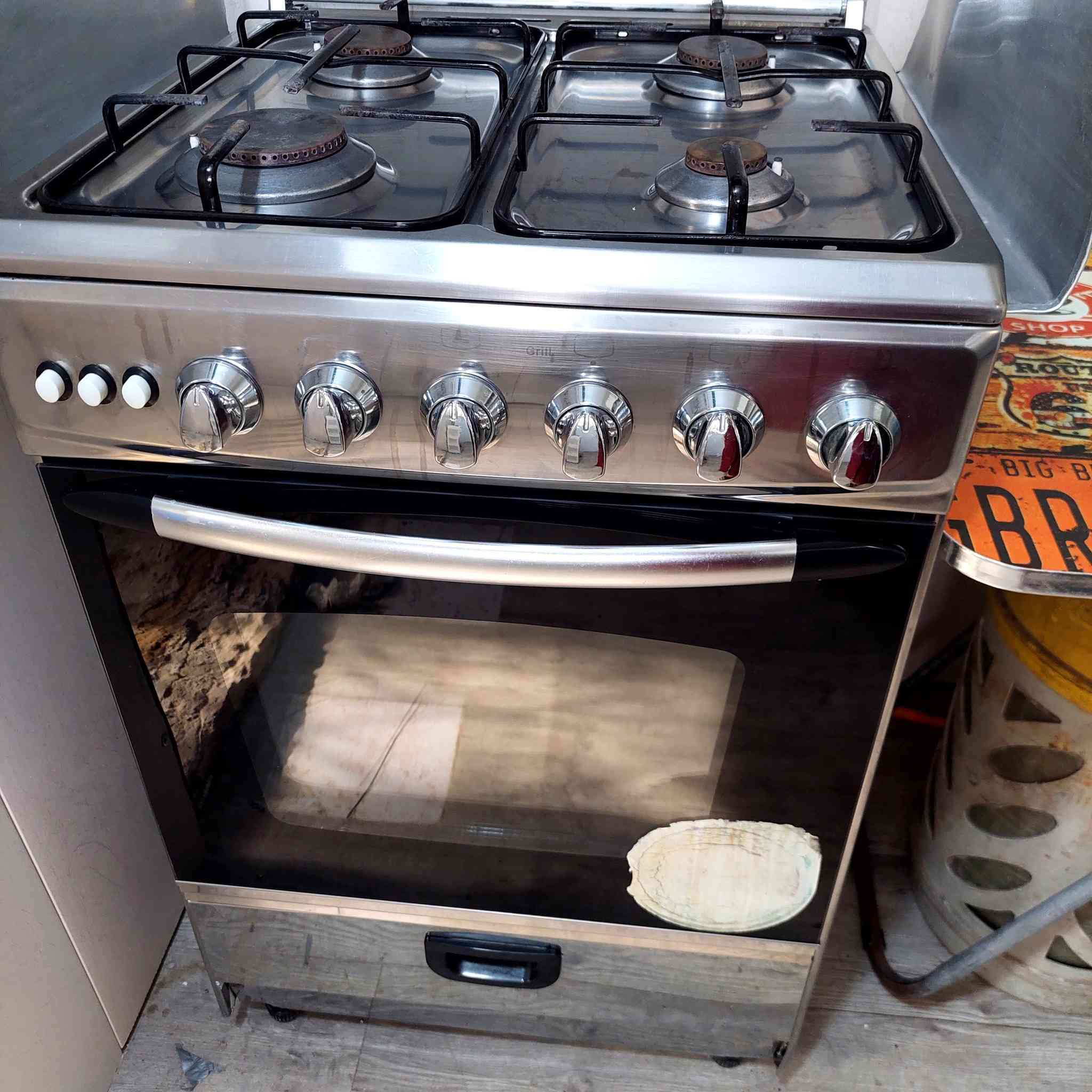 سلام 🙋🏼‍♀️
طباخ يونير المصري قياس 60×60 الباب الاول ع ايدي اخو الجديد مداخل تصليح ابد كل كهربائياته شغاله جداحه ماطور شوايه فرن يشتغل الفوك والجوه منفصل ملحقاته كامله سيبايه وتبسي وشوايه اضافه الى بليتات جانبيه للحمايه  سعره 200
مرشحهDLC حجم 60×60 الاصليه
قوة سحبها فول ٣ سرعه مع اناره كلش نظيفه استعمالها قليل سعرها 200 المكان بغداد حي الجهاد الاتصال ع الرقم ***********
الواتس***********
الصور تحكم 🫡
