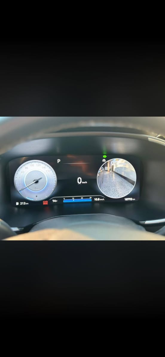 🌟 للبيع: وحش العائلة الفخم - هيونداي سانتافي (Hyundai Santa Fe) بمواصفات كاملة 🌟
​إذا كنت تبحث عن الأناقة، الراحة، والاعتمادية في سيارة واحدة.. هذه هي فرصتك!
​المواصفات الفنية:
​المحرك: 2.5 لتر (تنفس طبيعي) - أداء سلس، اقتصادي في استهلاك الوقود، وقوي على الطريق.
​نظام الدفع: HTRAC (دفع رباعي ذكي) لثبات استثنائي وأمان عالي في مختلف ظروف الطريق.
​ناقل الحركة: أوتوماتيك (8 سرعات) لتبديل سلس ومريح.
​مواصفات الراحة والفخامة:
​المقصورة الداخلية: كشنات (مقاعد) جلد فاخرة توفر راحة تامة في المسافات الطويلة.
​السقف: بانوراما بالكامل يمنح السيارة إضاءة طبيعية وشعوراً بالرحابة والفخامة.
​التحكم: ستيرن (مقود) متعدد الوظائف (تحكم فول) يضع كل إعدادات السيارة بين يديك.
​التكنولوجيا والأمان:
​نظام الرؤية المحيطية: 4 كاميرات (360 درجة) لرؤية كاملة تحميك وتسهل عليك الركن في أصعب الأماكن.
​الشاشة والترفيه: نظام ترفيهي متطور يدعم Apple CarPlay و Android Auto.
​أنظمة الأمان: حزمة متكاملة من حساسات وأنظمة مساعدة السائق لضمان سلامة عائلتك.
​معلومات إضافية:
​الموديل: [2023]
​المسافة المقطوعة: [18 KM]
​اللون الخارجي: [اسود]
​حالة السيارة: [جاملغ وربع باب السايق صبغ]
​السعر المطلوب: [210وبيهة مجال]
الموقع: [بغداد الكاظميه جكوك]
رقم التواصل: [*********** موجود واتساب]
​سيارة نظيفة، استخدام عائلي، وجاهزة للاستخدام بدون أي مصروف. الفحص في أي مكان يعجبك.
