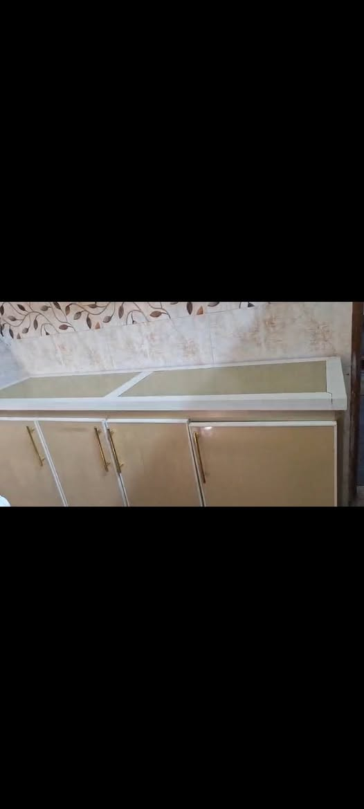 السلام عليكم كاونتر 7 قطع المنيوم نضيف وجديد سعره 600 طباخ شغاله كوله هو والفرن سعره 350 والمرشحه سعرها 125 مكاني الحريه 
رقم الهاتف ***********
