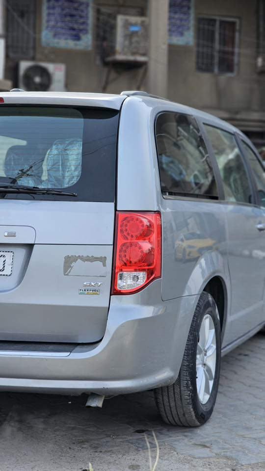 السلام عليكم للبيع فقط الي يدور نضيف ومشي قليل دوج كرفان 2019 بدون صبغ بدون ايرباك بجم كبس ماشيه 56 حقيقي شرط الفحص ع ايد وحده من موديلها لحد الان مكفوله غير حادث امريكه مبدل بيها جنطه ودعاميه خلفيه اصليه نفس اللون مطابق 100‎%‎ مواصفات SXT ابواب وجنطه كهرباء 3 قطع تبريد كشنات جلد وكهرباء وبلع شاشه وكامرا دواره محرك 3600 شرط ممفتوح كفاله عامه سياره كلشي ع بلاد منبدل بيها اي شي وشرط الفحص استخدام عائلي كل غراضها موجوده ارضيات كاربد الشاشه الاصليه موجوده شغاله عده كامله وسياره اي نقص  مابيها السعر 205 وبي مجال بصيط وكلشي اكو بلسوك حسب نضافت سياره واسف ع اطاله ***********
