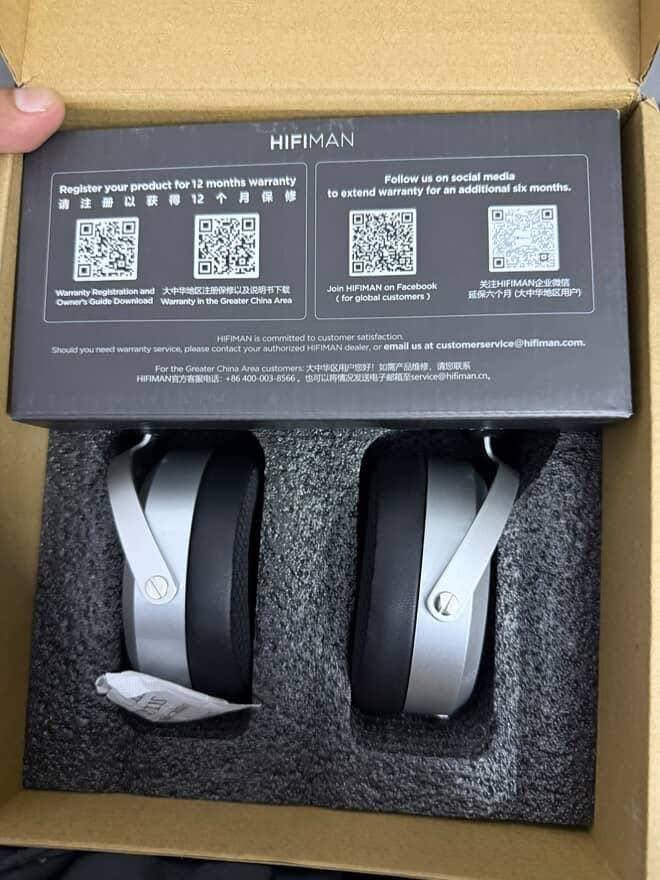 HiFiMAN HE400se
✅  المميزات

✔️ جودة صوت احترافية

✔️ ممتازة للتحليل والمونتاج

✔️ سعرها قوي مقابل الأداء

✔️ محبوبة بين عشاق الصوتيات

سماعة احترافية مفتوحة الظهر (Open-Back) من فئة Planar Magnetic، وهي من أشهر السماعات في عالم الصوتيات مقابل السعر.

🔊 نوع الدرايفر (أهم نقطة)

Planar Magnetic Driver

هذا النوع يعطي:

دقة عالية جدًا

فصل ممتاز بين الأصوات

استجابة نظيفة بدون تشويه حتى مع رفع الصوت

🎶 جودة الصوت (Sound Signature)

الصوت متوازن (Neutral / Slightly Bright)

🎵 Bass: نظيف ودقيق (ليس ثقيلًا، لكنه احترافي)

🎼 Midrange: ممتاز للأصوات البشرية (فويس أوفر، غناء)

🔔 Treble: واضح ومشرق بدون إزعاج

مثالية لمن يريد سماع الصوت كما هو بدون تلوين.

🎧 التصميم والراحة

تصميم مفتوح الظهر

إحساس مسرح صوت واسع

غير مناسبة للأماكن المزدحمة (تسرّب صوت)

مريحة للاستخدام الطويل

وزن متوسط ومتوازن

الخامات :
هيكل معدني

وسادات قماشية قابلة للتغيير

كابل قابل للفصل (ميزة ممتازة)

📦 محتويات العلبة :

السماعة
كابل

محول 3.5mm إلى 6.3mm

علبة HiFiMAN الأصلية

ماركته معروفه سعرها 125


**إذا كنت صاحب هذا الإعلان وتريد حذفه لأي سبب، رجاءا أرسل رسالة إلى الدعم الفني**