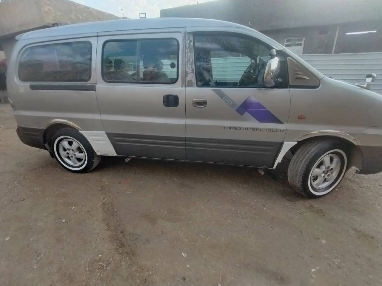 سلام عليكم ستاركس مفتوحه كير عادي محرك وكير ومكفوله تخم تاير مكفول من صبغ وضرب ***********///***********
