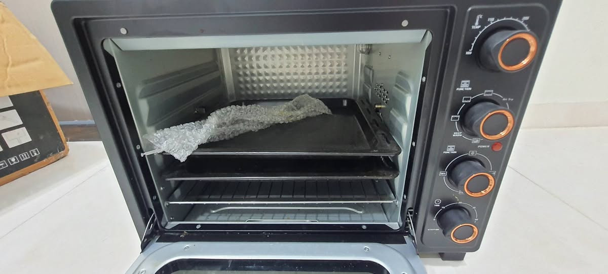 مبردة و فرن للبيع ...
١. مبردة نظام انفيرتر شركة Kenwood نظيفة جدا استعمال قليل جدا تحتوي على مكان مخصص لوضع الثلج لزيادة التبريد السعر ١٨٠٠٠٠ وبيها مجال .

٢. فرن من شركة LIBRONIC يعمل كفرن و شواية و قلاية استعمال قليل مرتين او ثلاثة السعر ١٢٠٠٠٠ و بي مجال .

المكان كربلاء 
للإستفسار الاتصال او مراسلة على واتساب الرقم : 
 ***********
