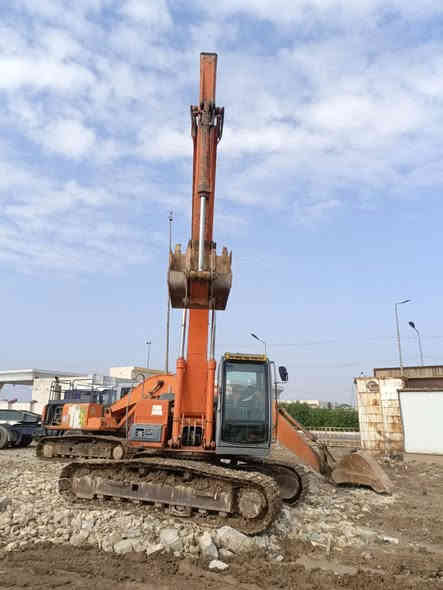 سلام عليكم حفاره فايف موديل 2000 سنويه تسعه وعشرين  حداده نظيفه ومكينه جديده زنجيل نظيفات كترول جديد مظخه جديده مكينه جازه العمل كامله السعر 200 ورقه وانه مكلف بل نشر *********** نتصال عله هاذ الرقم صاحب الحفاره
