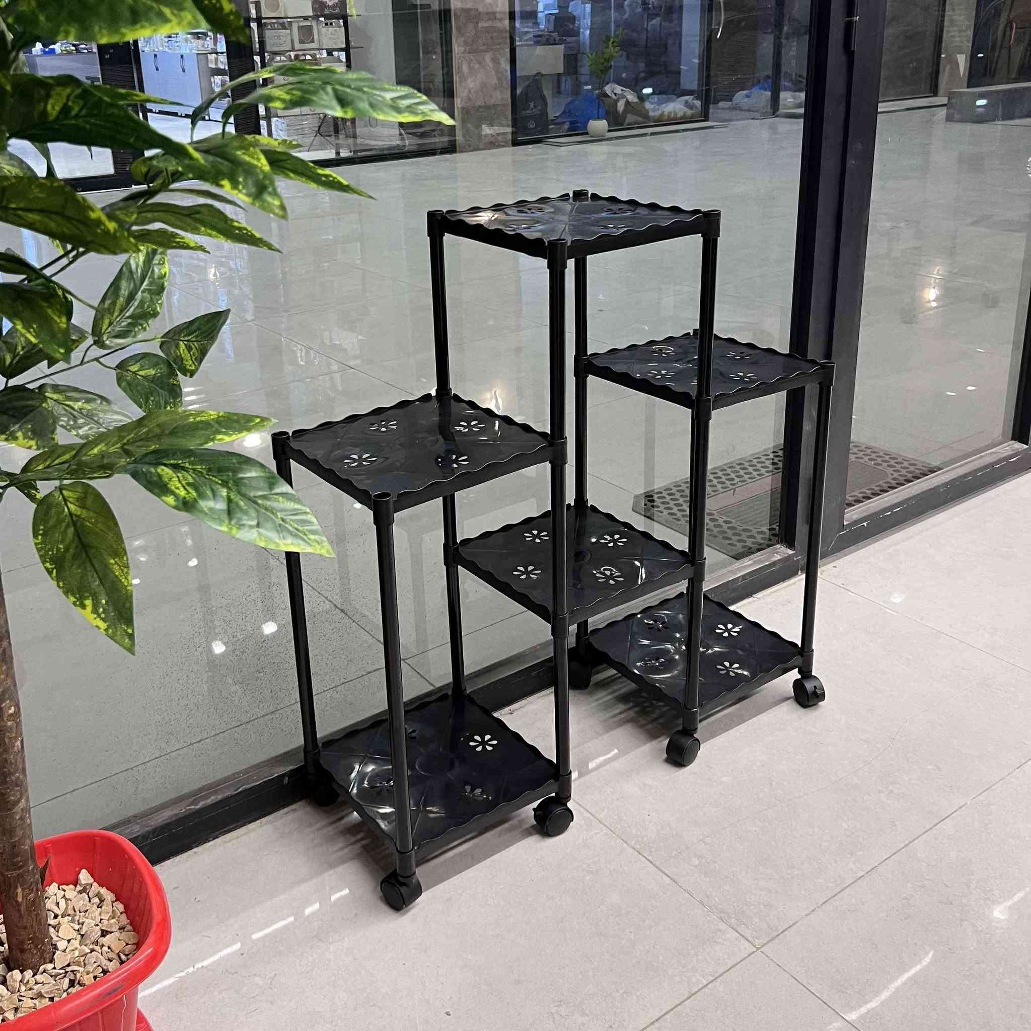 رف زهور متعدد الاستخدامات 
رف تخزين عملي بتصميم متعدد الطبقات مناسب لتنظيم النباتات أو الاستخدامات المنزلية المختلفة، مصنوع من هيكل فولاذي كربوني مع عجلات للحركة السهلة.
• الأبعاد الكلية:
 • العرض: 77 سم
 • العمق: 27 سم
 • الارتفاع: 81 سم
• الموديل: 9628-1

محتويات العلبة:
• 4 أعمدة طول 46 سم
• 12 عمود طول 23 سم
• 6 أرفف
• 8 عجلات
• قطع التثبيت
• دليل تعليمات التركيب
يوجد خدمة توصيل لجميع المحافظات بغداد, العراق


**إذا كنت صاحب هذا الإعلان وتريد حذفه لأي سبب، رجاءا أرسل رسالة إلى الدعم الفني**