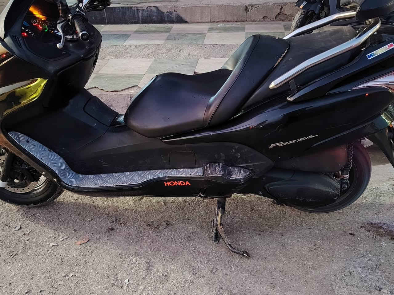 فورزه 9/0مكينه شرط برغي ما مفتوح ويرمنيه شغاله حساسات شغاله بصمه جهاز تحكم كير شغال العنوان موصل سعر 900 وبي مجال رقم تلفون***********
