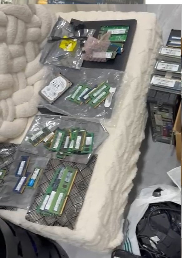 مجموعة قطع
لابتوب دييل عدد 3 موديل E6540 كور أي 5
ديل عدد 1 موديل E5570 كور أي 7
ديل عدد 4 موديل E6420 كور أي 5
كل القطع شغاله , بدون رام بدون هارد 
كيس حاسبه دل موديل Optiplex هارد 500 , رام 4 كيكا , معالج كور2ديو
سعر القطعة 25 الف , البيع شلع
__________
شاحنات دلل مع لينوفو , Power supply  متعددة الاحجام المجموع الكلي 26
سعر الزوج 25 الف 
_________
رام لابتوب متعدد السعات
2 كيكا PC3 عدد 5
1 كيكا PC2 عدد 10 + 3 هدية
4 كيكا  PC3 عدد 3
8 كيكا PC4 عدد 1
رامات دسكتوب متعدد السعات
1 كيكا PC2 عدد 4
2 كيكا PC3 عدد 2
8 كيكا PC3 عدد 6
8 كيكا PC4 عدد 1
32 كيكا PC3 عدد 2 
سعر الزوج ( قطعتين ) 15 الف , البيع شلع للكل
____________
هارد SSD M2 السعة 512 كيكا عدد 14 سعر القطعة 25 الف مع SATA Reader هدية
 البيع شلع لجميع القطعة 
*********** بغداد, العراق
