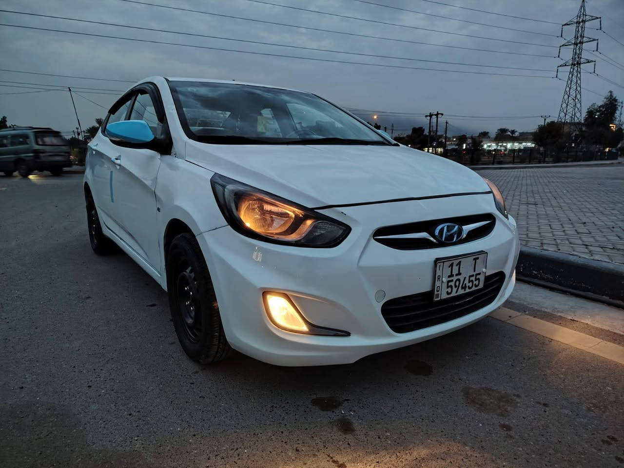 السلام عليكم اكسنت موديل ٢٠١٢ خليجي ١٦٠٠ دبل قطرة فول مواصفات عدا البصمة رقم بغداد انكليزي بأسمي داخلة هزه جديدة مكفولة مكينة كير تخم تاير صدر امامي خلفي كهربائيات غرفة جديدة بيهة ضربة جاملغ عكس السائق بدون داخل + اربع قطع صبغ مكاني بغداد - كويريش قرب علوة الرشيد السعر ٨٨  للاتصال ***********
