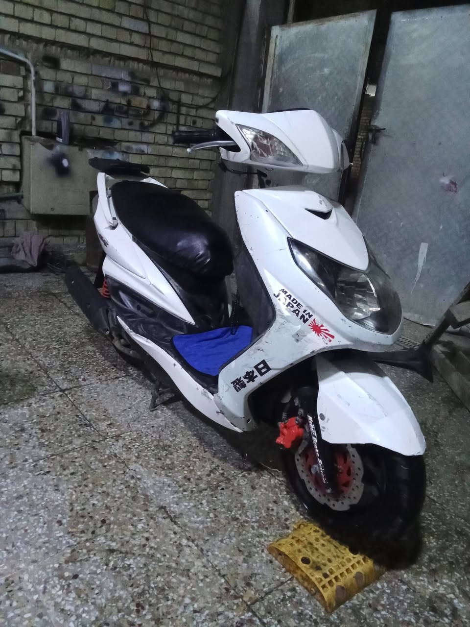 السلام عليكم سكنس فحل للبيع او مراوس مكينه ما مفتوحه كفرات ختم واحد شغاله سلف وهندر دشبول شغال السعر 450 المكان بغداد مدينة الصدر 
***********
