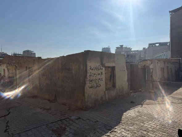 سلام عليكم قطعة ارض لبيع مساحة ٢٢٤ متر كما موضحه في الصوره قريبه على الامام العباس عليه السلام // خلف الدهان في القاضيه  تصلح فندق لانه بيها اجازة فندق كامله السعر ٨.٥٠ مليون وبيها مجال لاستفسار ***********
