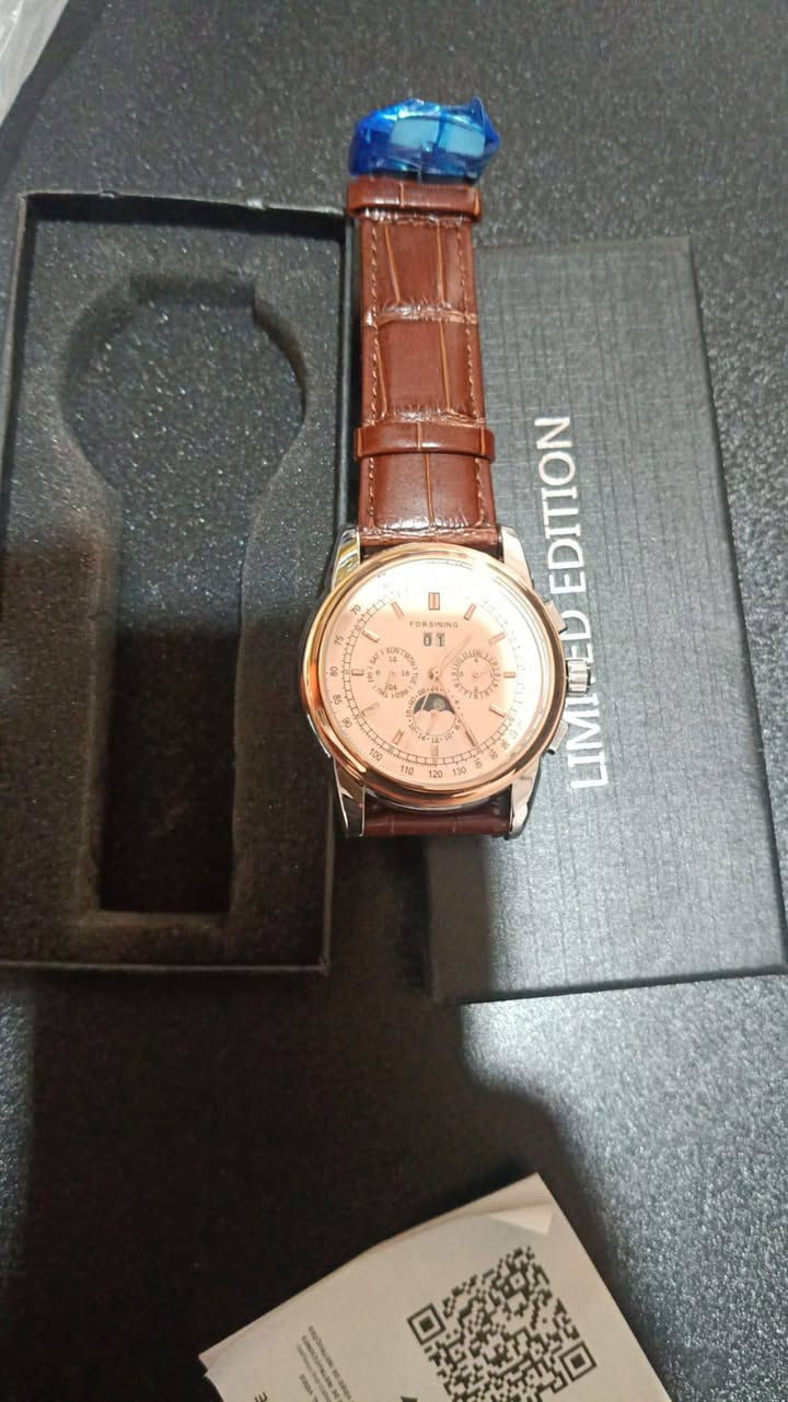 السلام عليكم يا غوالي ⌚✨
ساعة رجالية أنيقة من ماركة FORSINING
تصميم كلاسيكي فخم يناسب الذوق الراقي 👌
🔹 عرض اليوم والتاريخ
🔹 مؤشر أيام الأسبوع
🔹 تصميم قمر (Moon Phase) مميز
🔹 سوار جلد بني فاخر
🔹 إطار بلون ذهبي أنيق
🔹 مناسبة للمناسبات الرسمية والاستخدام اليومي
إذا تحب الفخامة والستايل الراقي… هاي الساعة اختيارك الصح 🔥
❤️مزاد على اعلى سعر❤️


**إذا كنت صاحب هذا الإعلان وتريد حذفه لأي سبب، رجاءا أرسل رسالة إلى الدعم الفني**