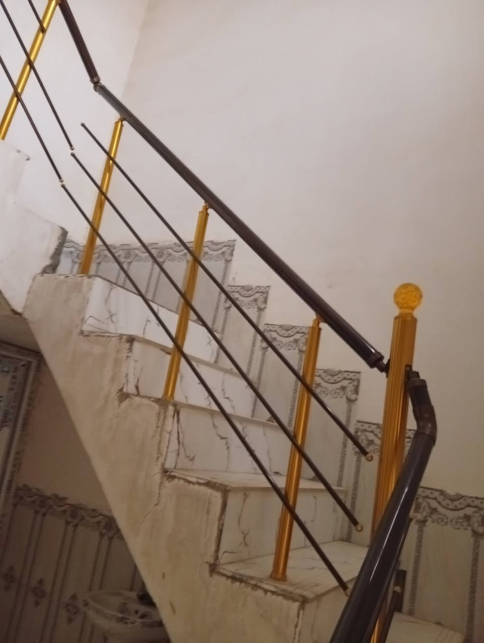 بيت للايجار مساحه 60 متر طابق واحد العنوان كربلاء قرب مستشفى ابو مهدي المهندس يحتوي  على غرفه ومطبخ وصاله وصحيات الاتصال على الرقم ***********
