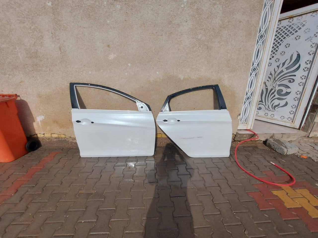 السلام عليكم 
بيبان سوناته موديل 2011 خليجي شركه ومصبوغات بيض جدد بس اكو ضربه بلباب الوره مثل ممبين بصوره جهه اليمنه العنوان كوت ب300 وبيه مجال 
***********
